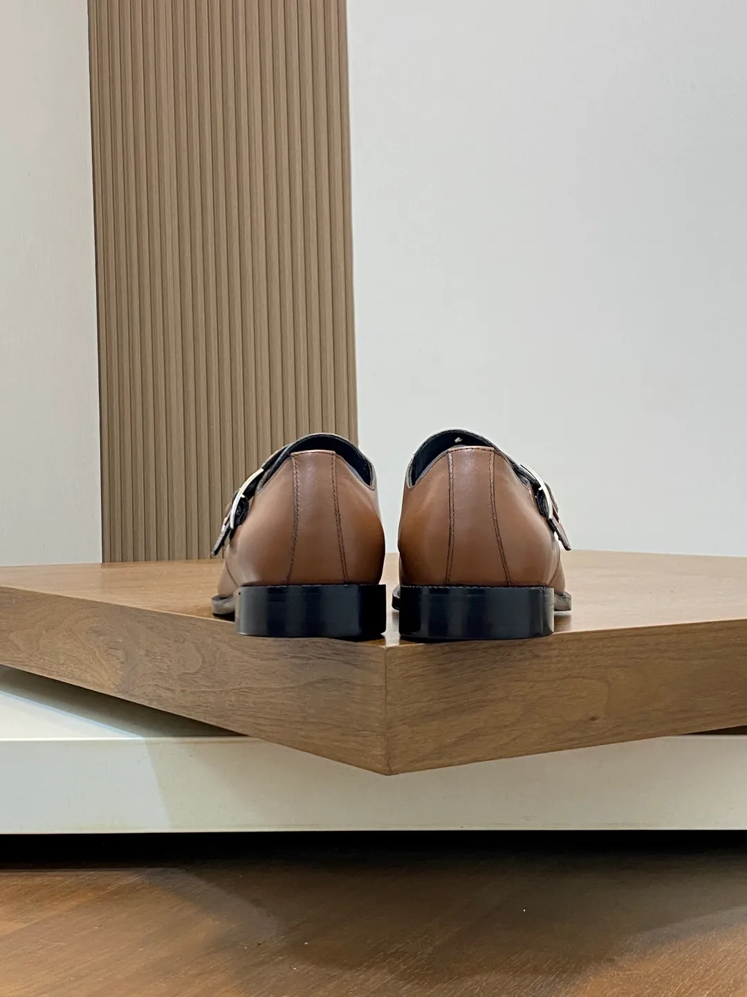 Men's shoes 💰780 HERMES/Hermès GAME slip-on loafers. These loafers are made of matte frosted calfskin. They are equipped with functional Kelly shoe buckles to easily create a fashionable urban style. They are equipped with genuine leather welts and lightweight grooved rubber foam outsole. They have genuine calfskin lining and silk-screen logo feet. They are slip-on design. They are novel and fashionable, with a handsome upper. Comes with a dust bag in the original box! Size: 39-40-41-42-43-44 standard leather shoe size (38/45 can be customized but does not support returns)